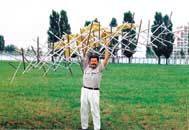 јвтор п≥дн≥маЇ структуру покритт¤ 3х3 м, площею 9 м2. —уми. 2001 р.